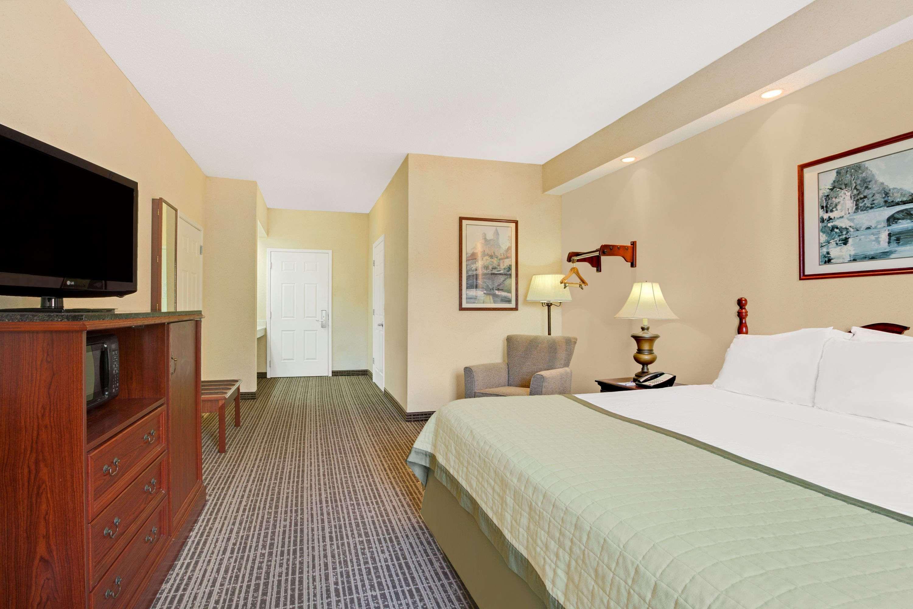 Baymont By Wyndham Pearl Hotel Eksteriør billede
