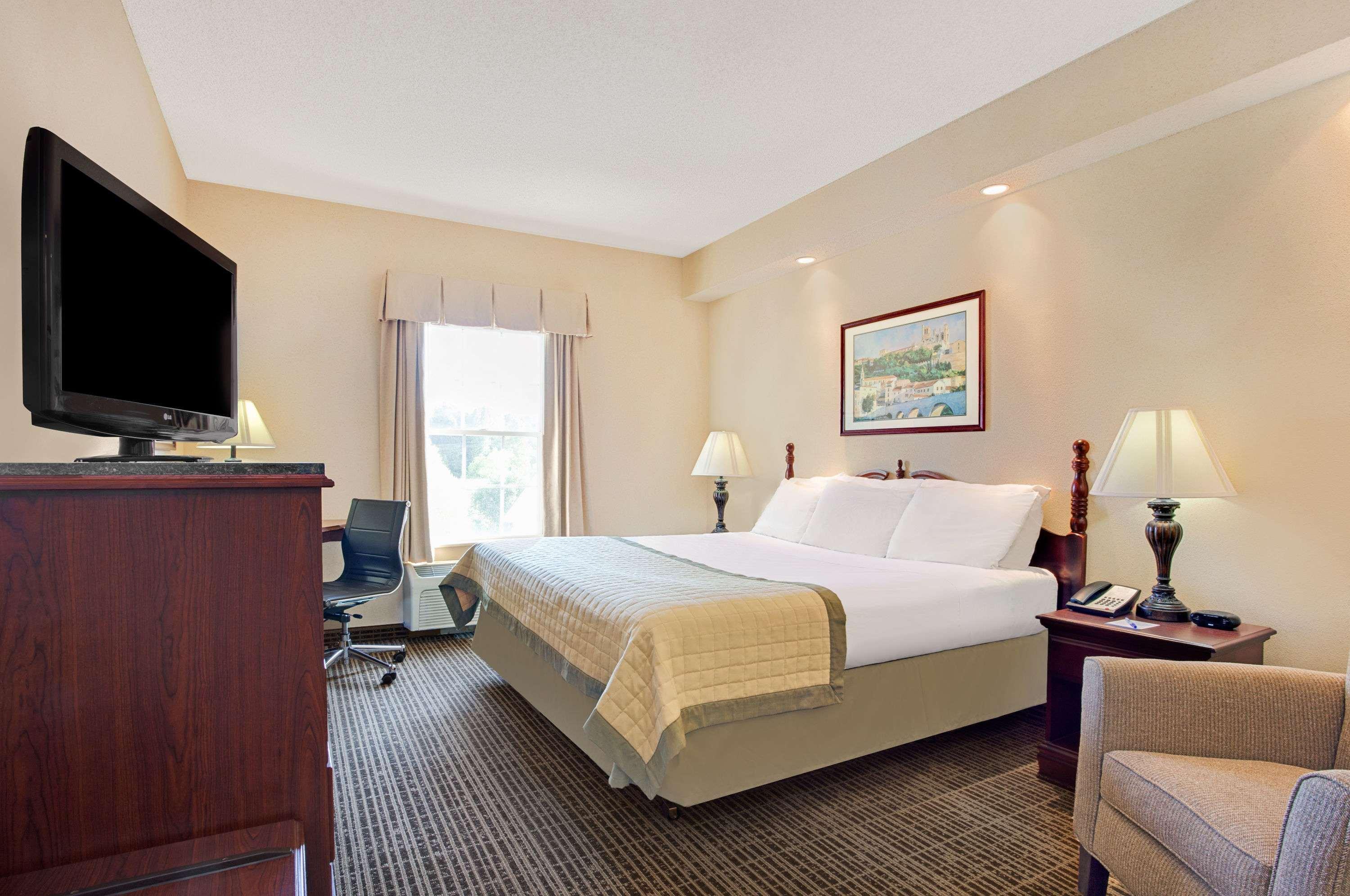 Baymont By Wyndham Pearl Hotel Eksteriør billede